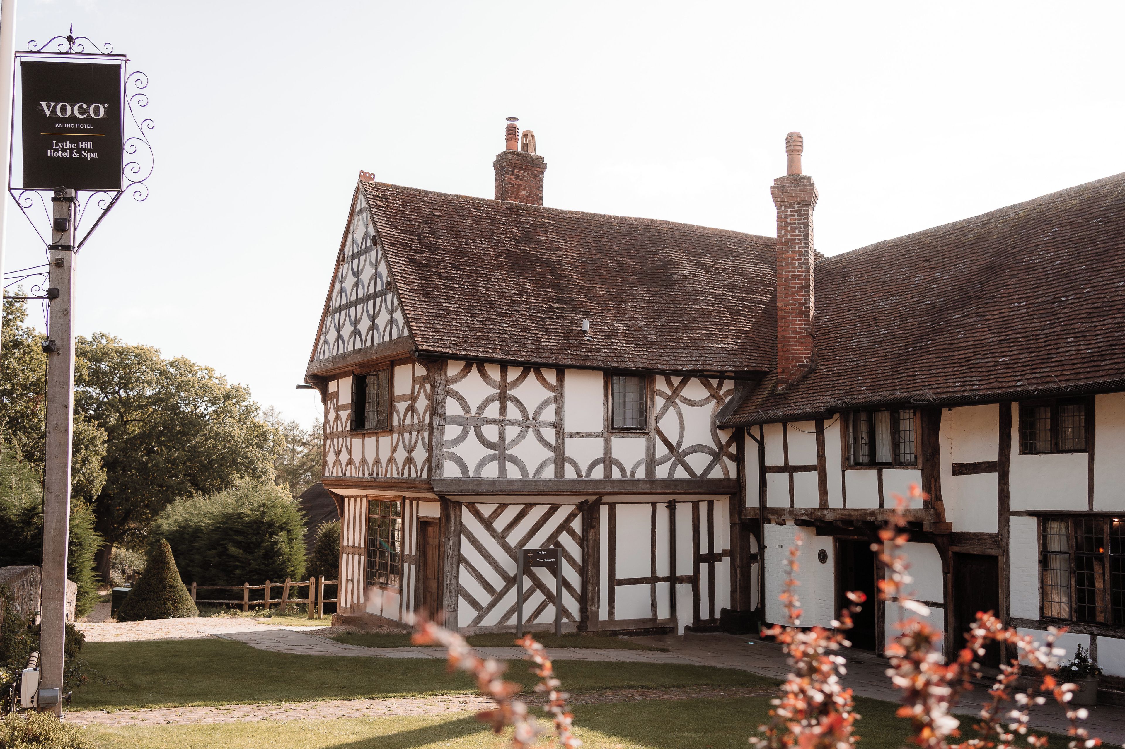 Un edificio de estilo Tudor con techo de paja tradicional y entramado de madera.