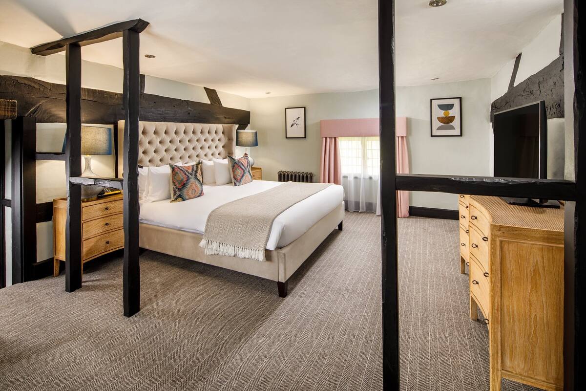 suite, 1 bedroom (up to 3 guests) | 1 bedroom, hypo-allergenic bedding, in-room safe, individually decorated