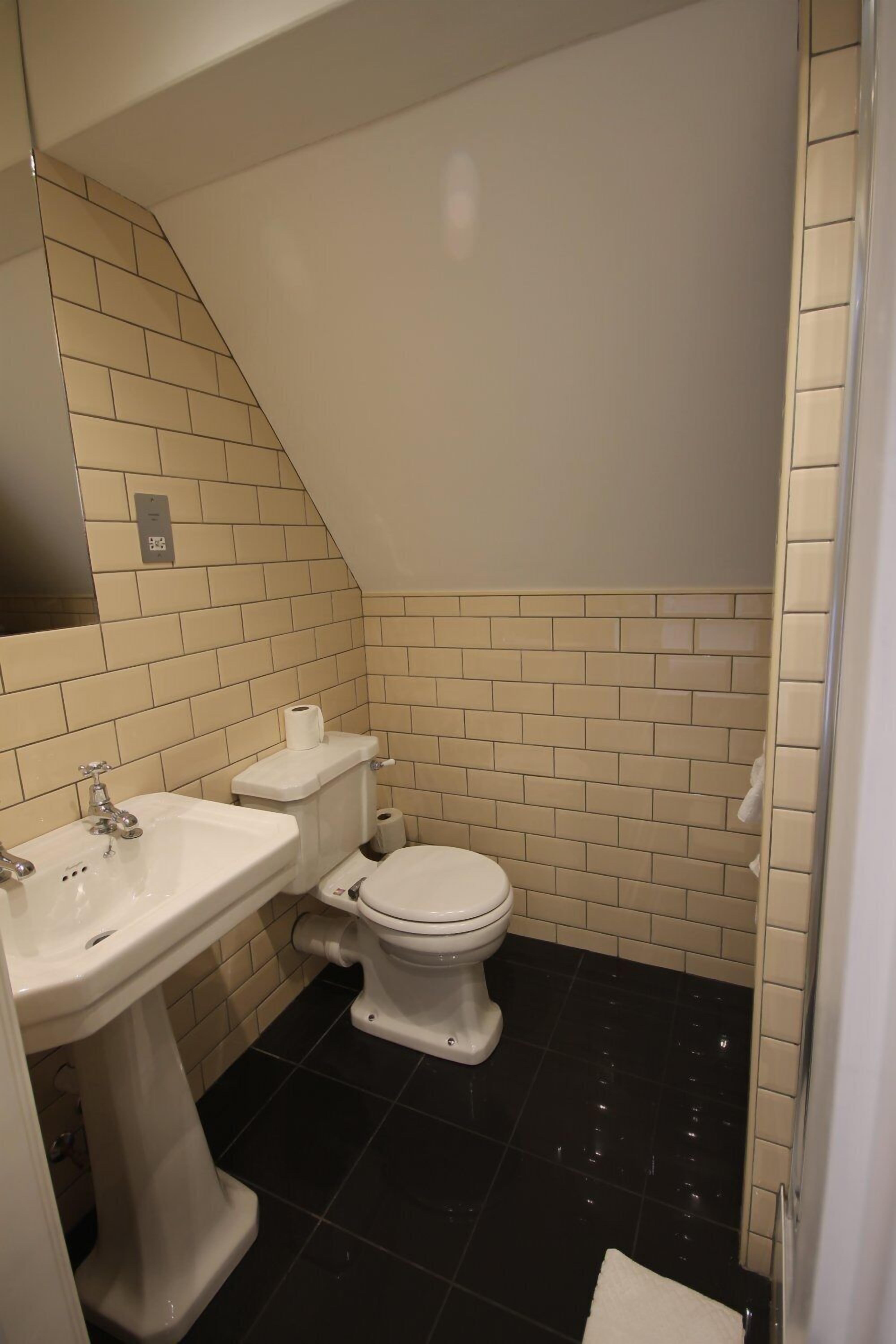 designer toiletries, hair dryer, towels