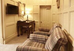 Deluxe Twin Room | Living room | Flat-screen TV