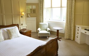 Superior Double Room | 1 bedroom, individually decorated, individually furnished, desk