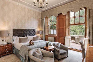 Premium bedding, in-room safe, individually decorated