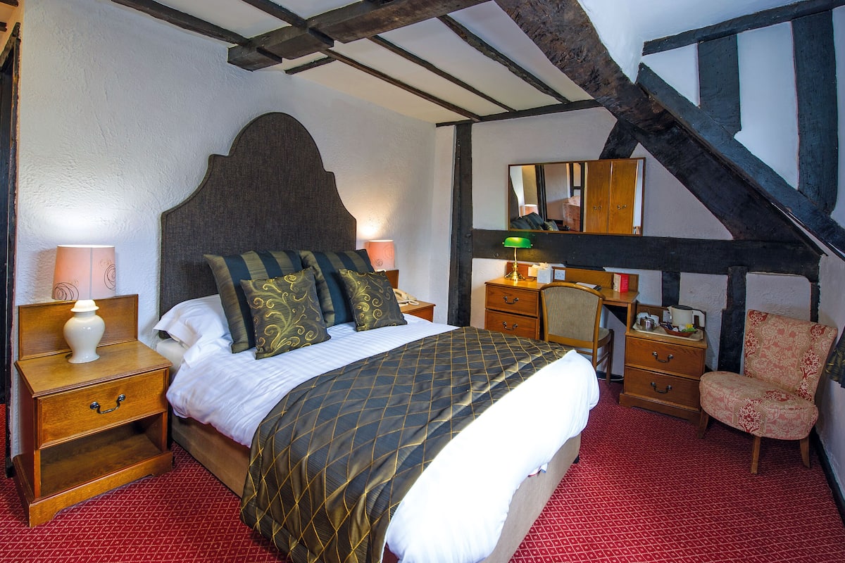 superior room | premium bedding, desk, free wifi, bed sheets