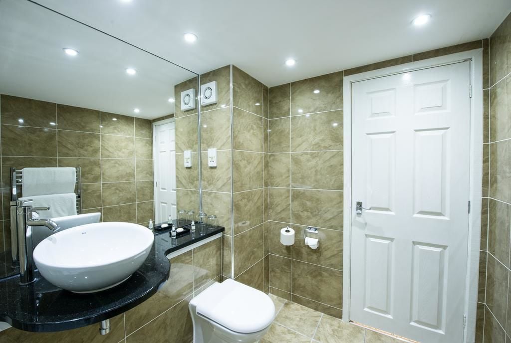 standard double room | bathroom | free toiletries, hair dryer, towels