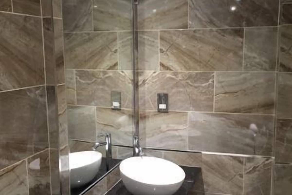 standard single room | bathroom sink