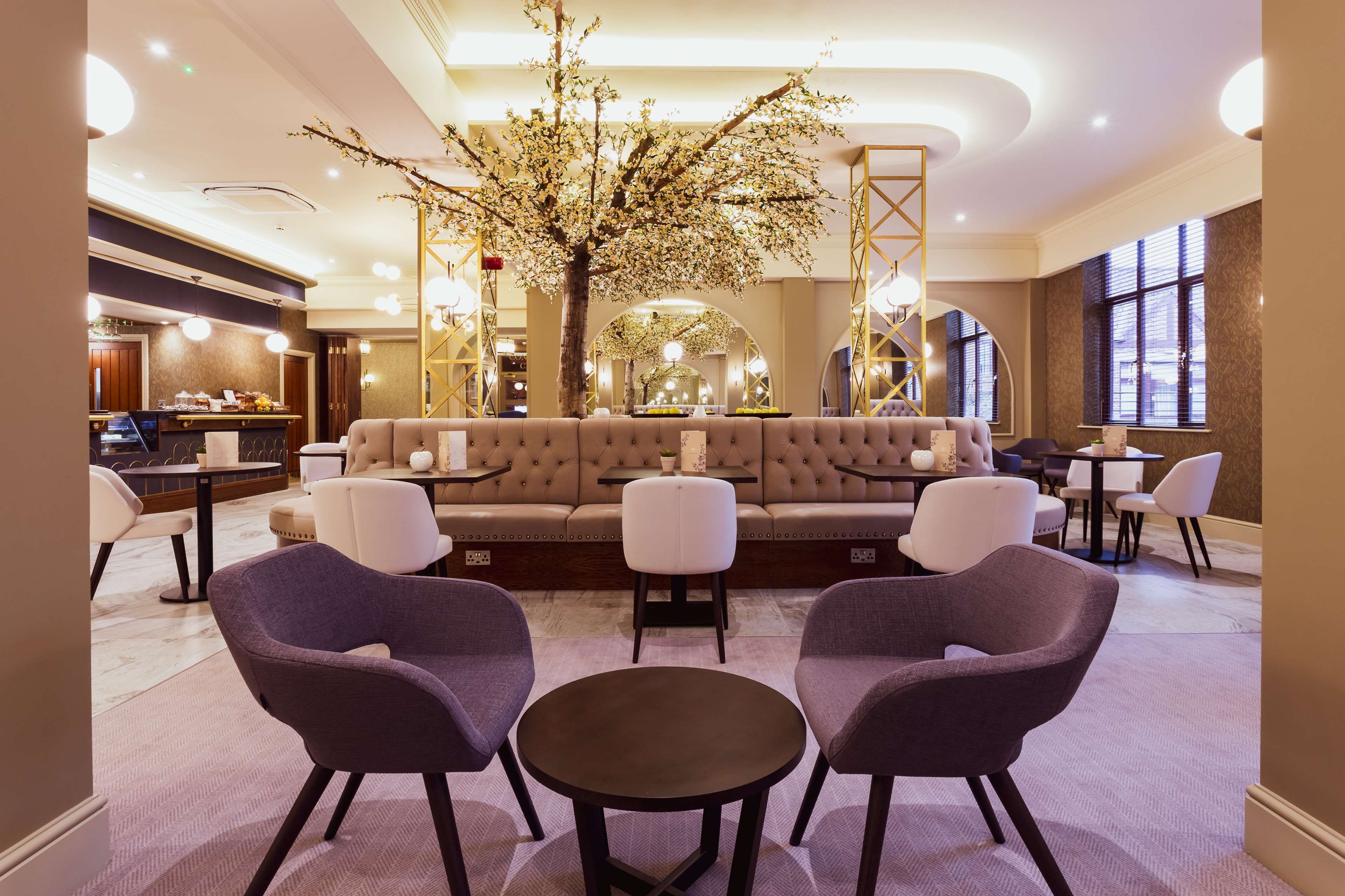 ランチ、ディナーに営業