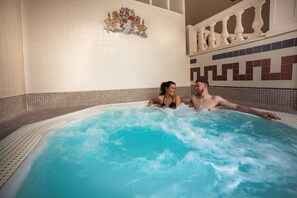 Indoor spa tub