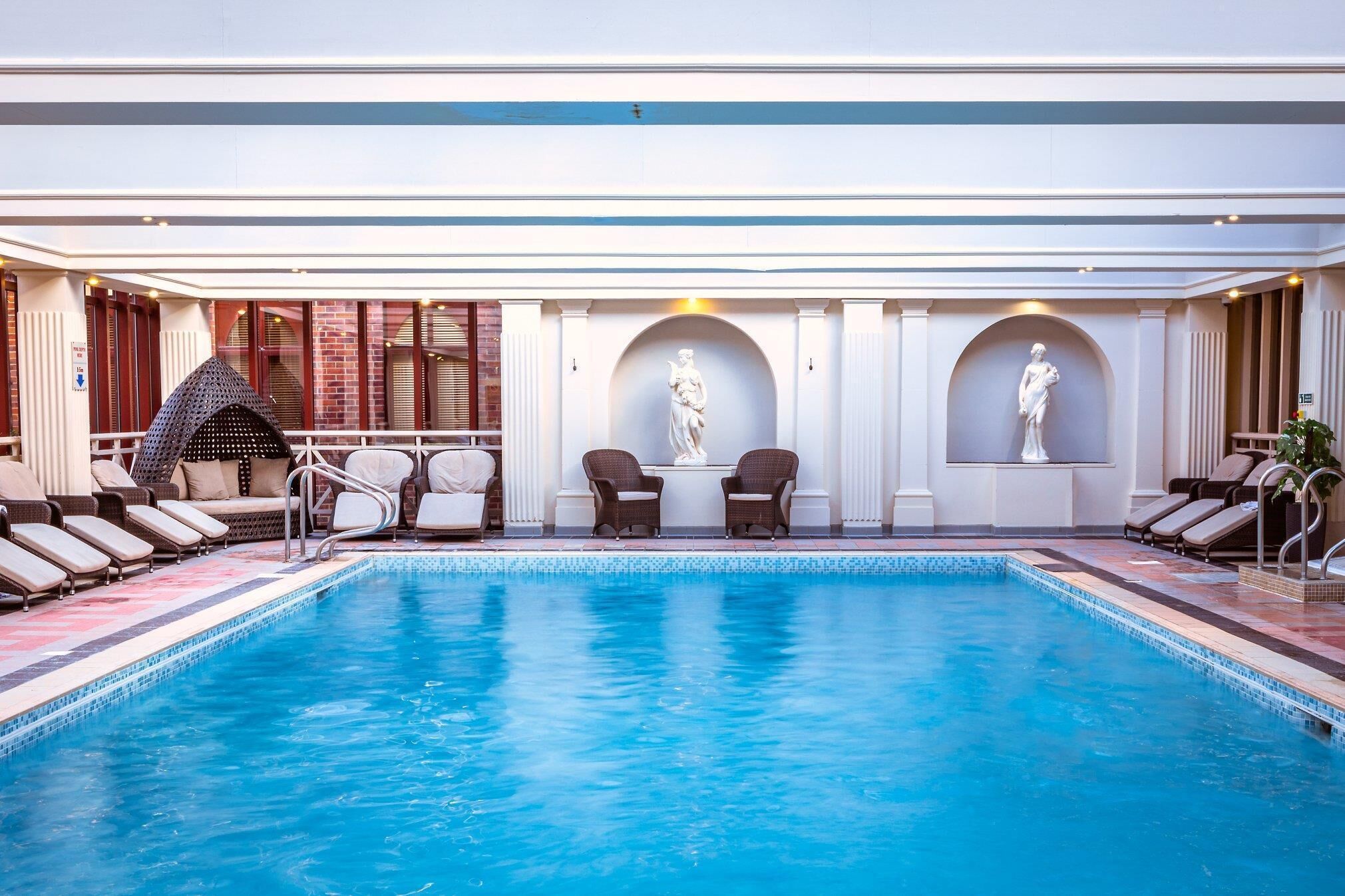 من حمّامات السباحة المغطاة