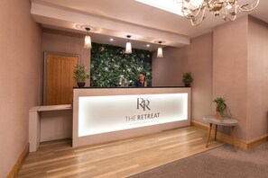 ボディ トリートメント、アロマテラピー、ホットストーンマッサージ、マタニティ マッサージ、フェイシャル トリートメント、マニキュアとペディキュア