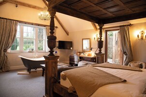 Ropa de cama hipoalergénica y caja de seguridad en la habitación 