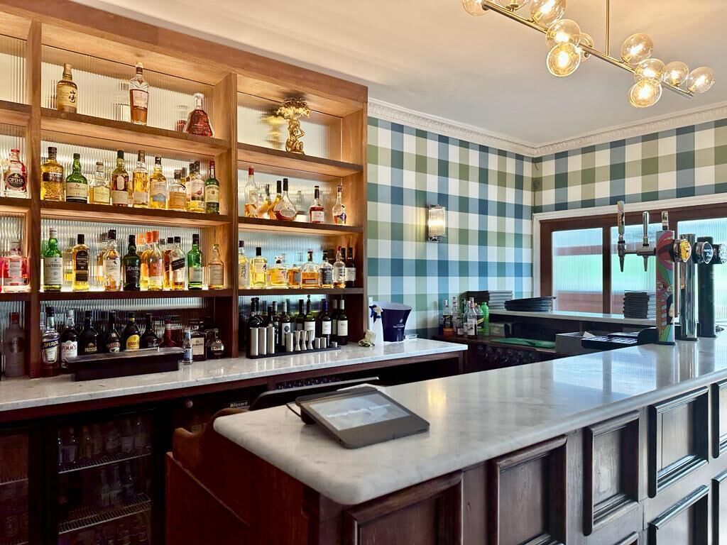 breakfast, lunch and dinner served