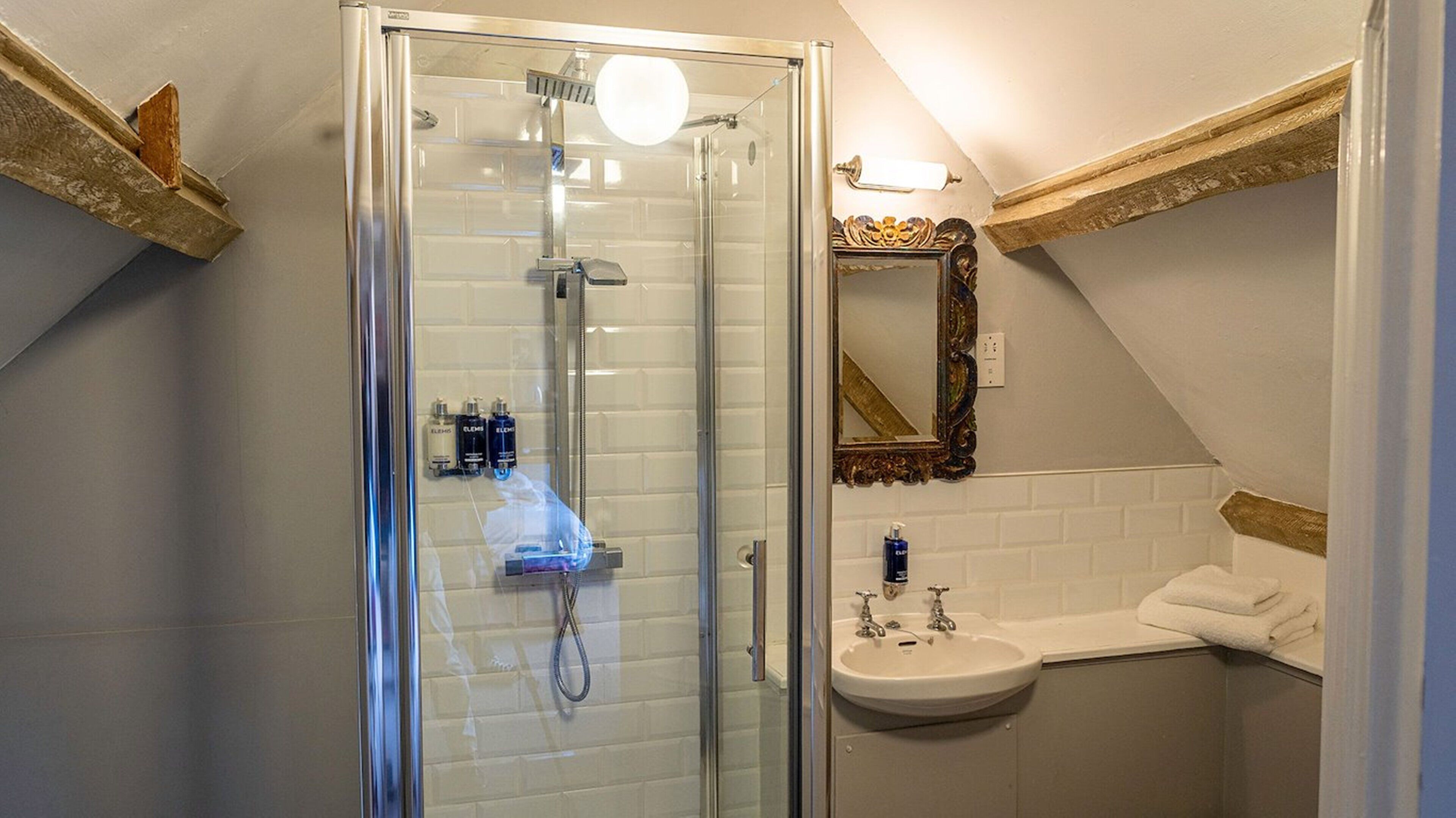 classic double room | bathroom | free toiletries, hair dryer, bathrobes, towels