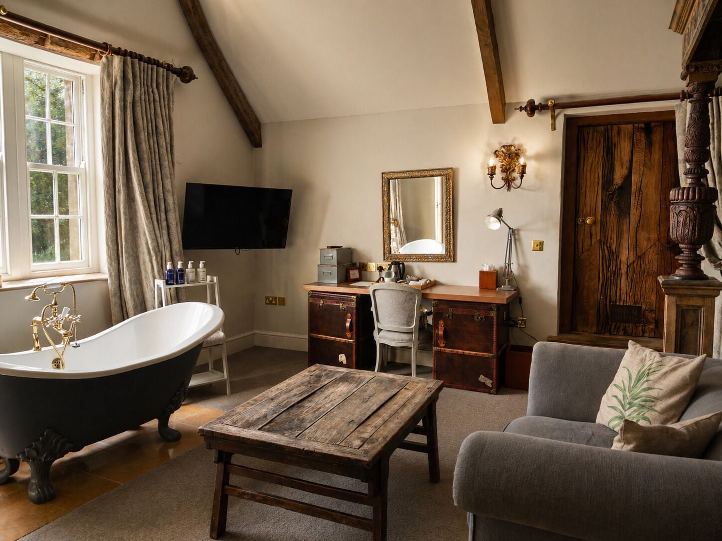 Somerset Suite | Hypo-allergenic bedding, in-room safe, individually decorated