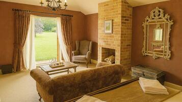 Phòng Suite Junior | Bộ đồ giường kháng dị ứng, két bảo mật tại phòng, trang trí khác biệt