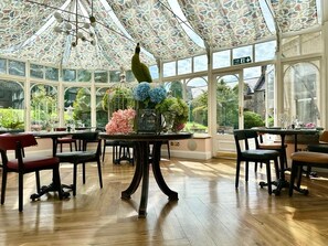 供應早餐、午餐及晚餐