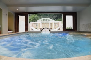 Couples treatment room(s), sauna, hot tub, steam room, body treatments