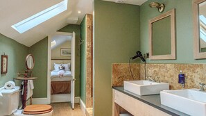 Familie vierpersoonskamer | Badkamer | Gratis toiletartikelen, een haardroger, badjassen, handdoeken