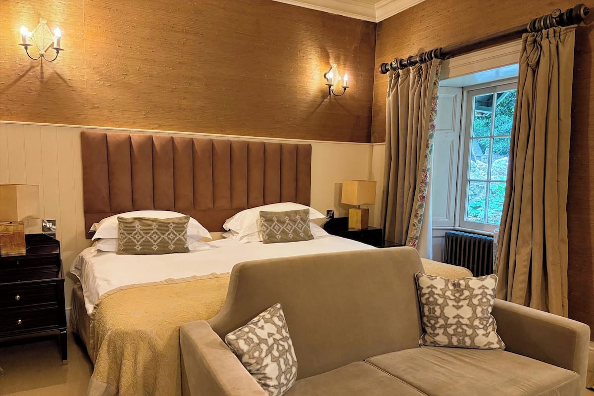 Classic Twin Room | 1 bedroom, hypo-allergenic bedding, in-room safe, desk