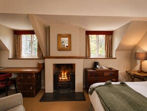 Junior Suite with Fireplace | Hypo-allergenic bedding, in-room safe, individually decorated - Montigo Resorts, Somerset (Shepton Mallet)