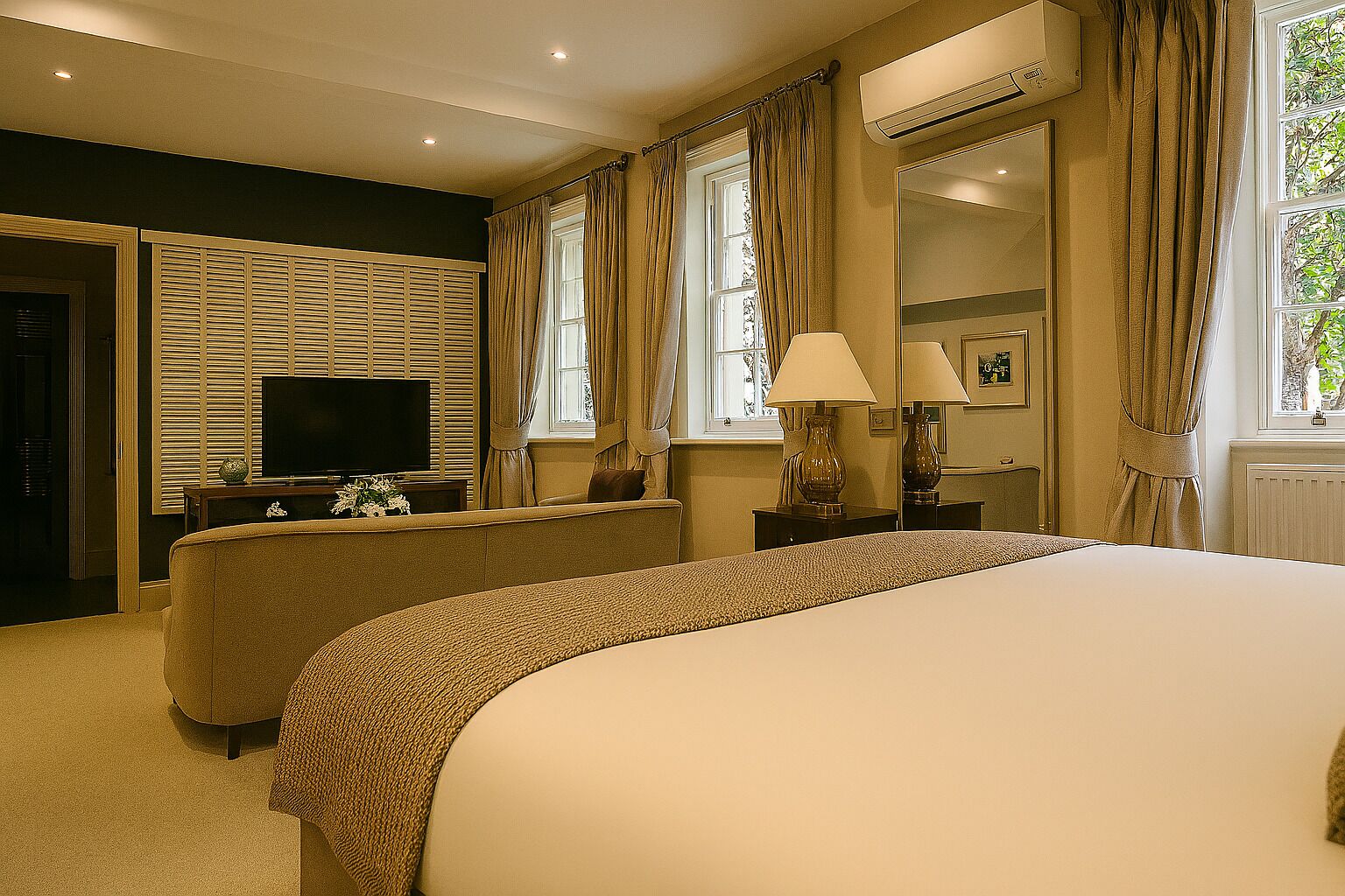 Phòng Suite | Bộ đồ giường kháng dị ứng, két bảo mật tại phòng, trang trí khác biệt 