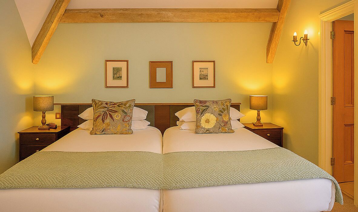 Phòng 2 giường đơn phong cách cổ điển | Bộ đồ giường kháng dị ứng, két bảo mật tại phòng, trang trí khác biệt 