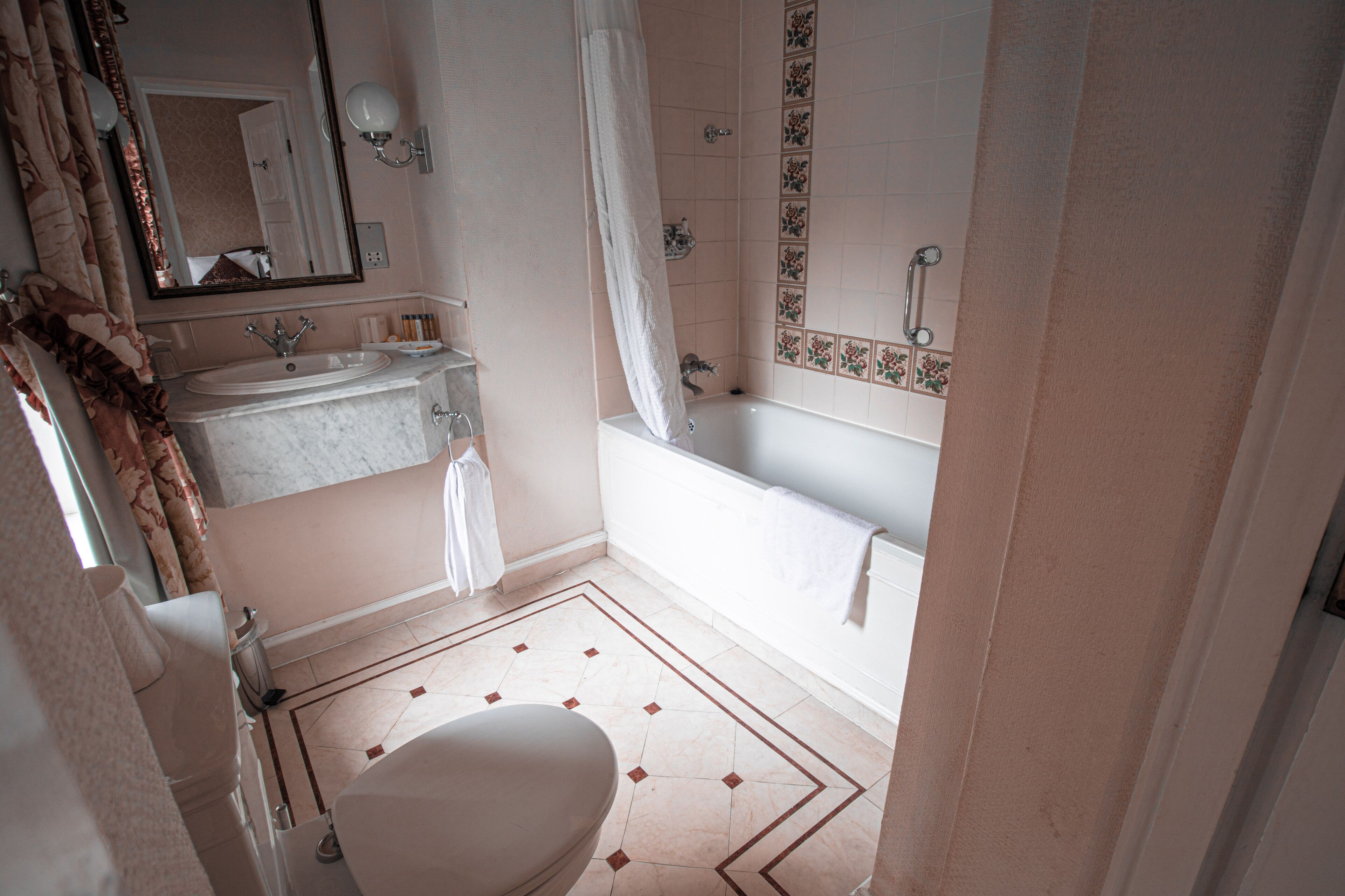 A bathroom with a sink, toilet, and bathtub.