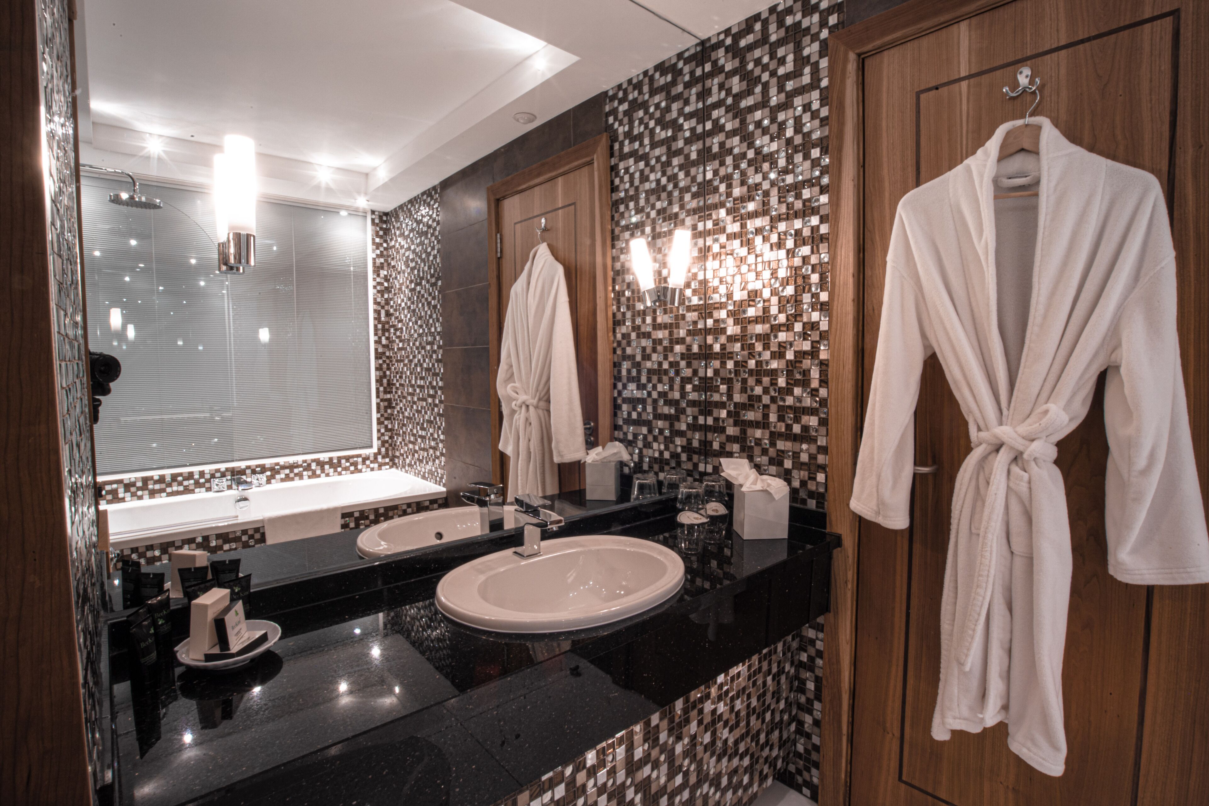 suite, 1 king bed, non smoking | bathroom | free toiletries, hair dryer, bathrobes, towels