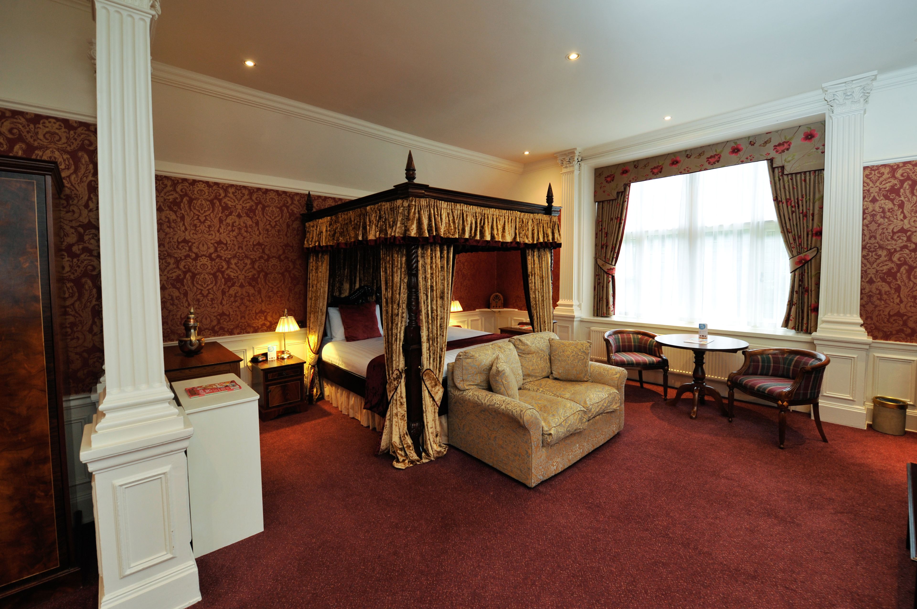 suite, 1 double bed, non smoking | in-room safe, desk, blackout curtains, iron/ironing board