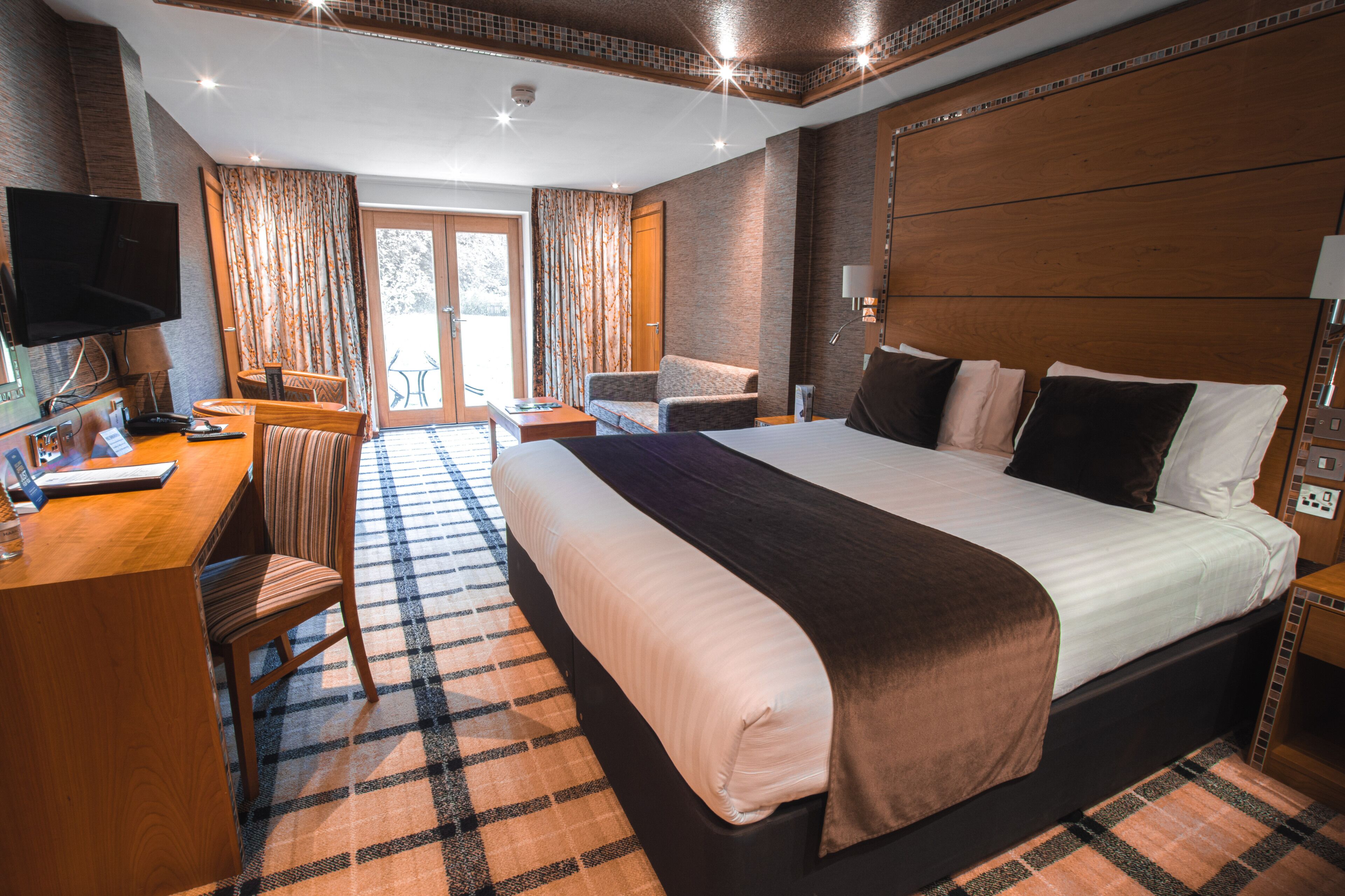 suite, 1 king bed, non smoking | in-room safe, desk, blackout curtains, iron/ironing board