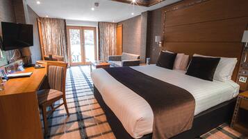 Suite, 1 King Bed, Non Smoking (View) | In-room safe, desk, blackout curtains, iron/ironing board