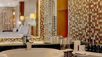 Suite, 1 Tempat Tidur King, Bebas Asap Rokok (View) | Kamar mandi | Perlengkapan mandi gratis, pengering rambut, jubah mandi, dan handuk