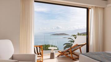 Suite clásica, vista al mar | Ropa de cama de alta calidad, edredón y minibar