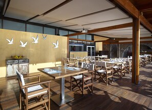 5 restaurantes, é servido café da manhã