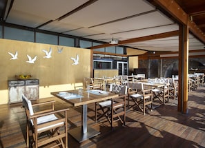 5 restaurantes, é servido café da manhã