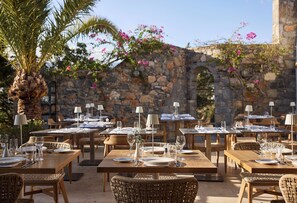 5 restaurantes, é servido café da manhã