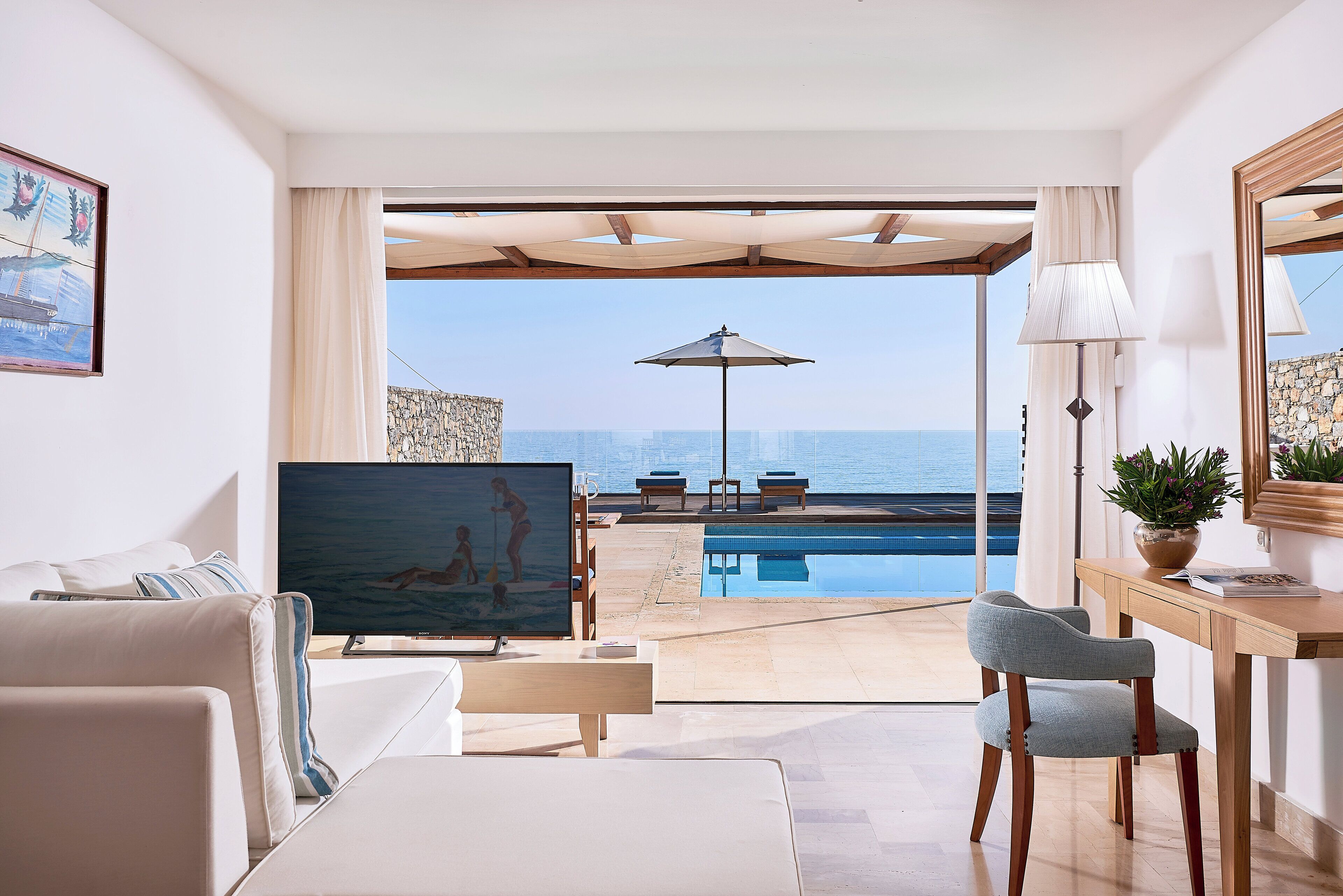 Ropa de cama de alta calidad, cubrecamas y minibar 