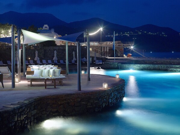 3 bares/lounges, bar ao lado da piscina, bar na praia