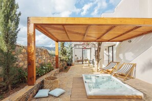 Family Suite 2 Bedroom Outdoor Hot Tub Garden View | Sengetøy av topp kvalitet, dundyner, minibar og safe på rommet