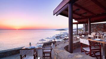 5 restaurants; breakfast, lunch, and dinner served
