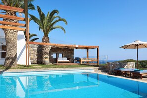 Sengetøy av topp kvalitet, dundyner, minibar og safe på rommet