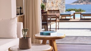 Una habitación acogedora con un sofá, una mesita con un libro y una planta en maceta.