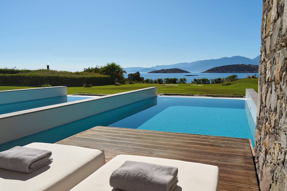 Estudio clásico, piscina privada, vistas al mar | Ropa de cama de alta calidad, edredones de plumas, minibar y caja fuerte