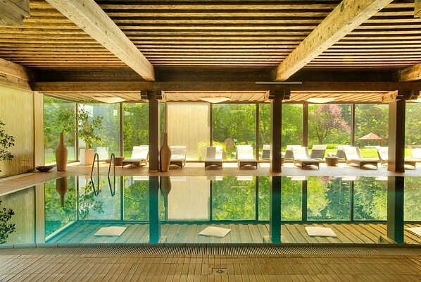 Piscine intérieure, chaises longues