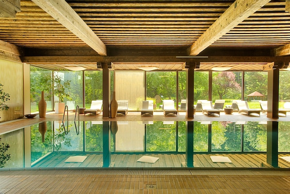 Indoor pool, sun loungers