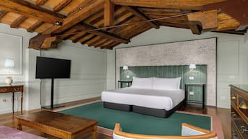 Junior-Suite | Minibar, Zimmersafe, Verdunkelungsvorhänge, schallisolierte Zimmer