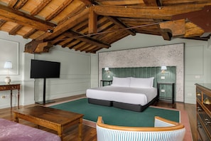 Junior Suite | Minibar, in-room safe, blackout curtains, soundproofing