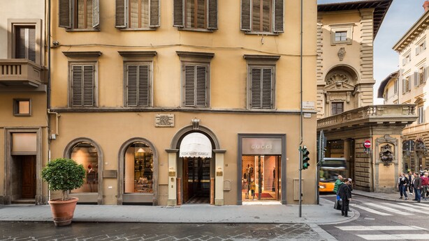 A building with multiple windows and a storefront labeled "GUCCI". - Room Mate Collection Isabella, Florence (Florence)