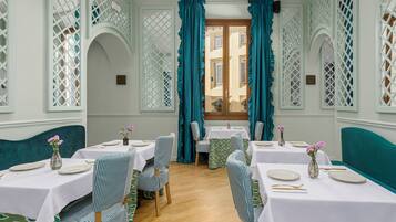 Tägliches Frühstücksbuffet (18.95 EUR pro Person)