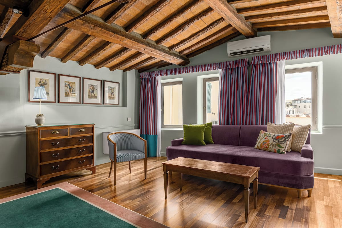 Junior Suite | Minibar, in-room safe, blackout curtains, soundproofing