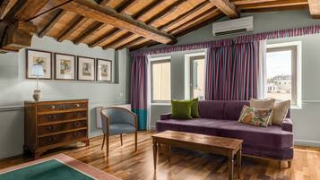 Minibar, caja de seguridad en la habitación y cortinas blackout